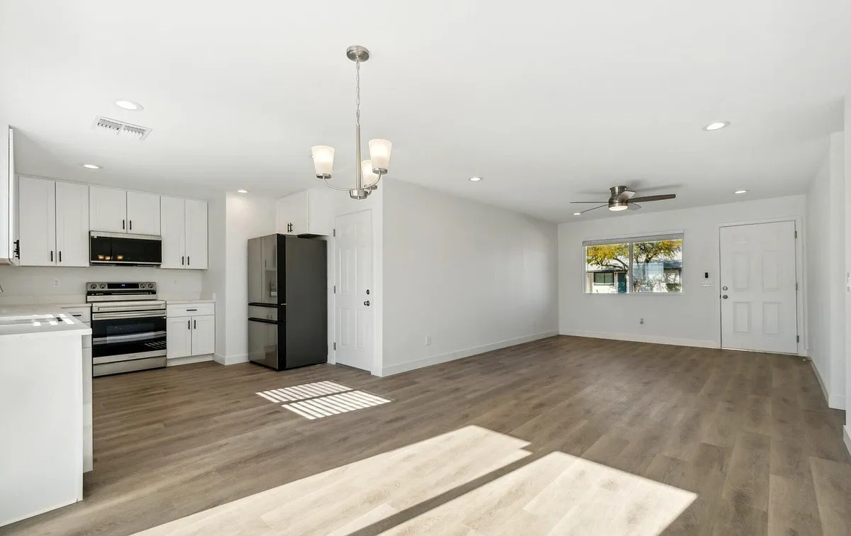 Open floor plan - 3121 W Libby St