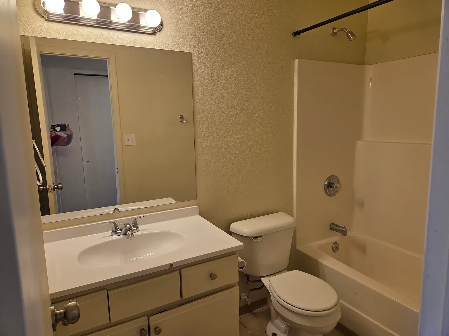 3 bed, 1088 sqft, $1,600 — Photo 2
