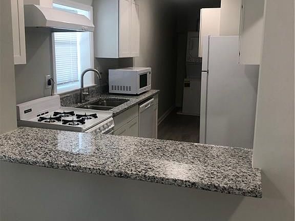 5th image of 700 Lynn Cir SW
