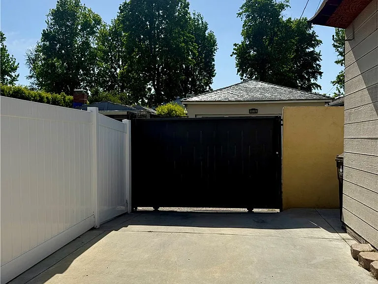 6517 White Oak Ave — Photo 17