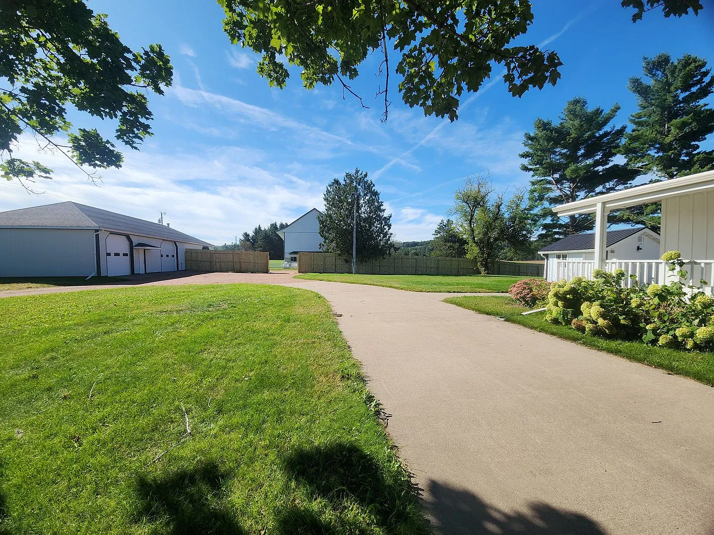 Spacious 4BR Country Home on 1.25 Acres - 1/2 OFF 1st Month's Rent — Photo 2