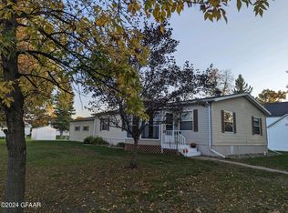 329 N 5th St, Warren, MN 56762