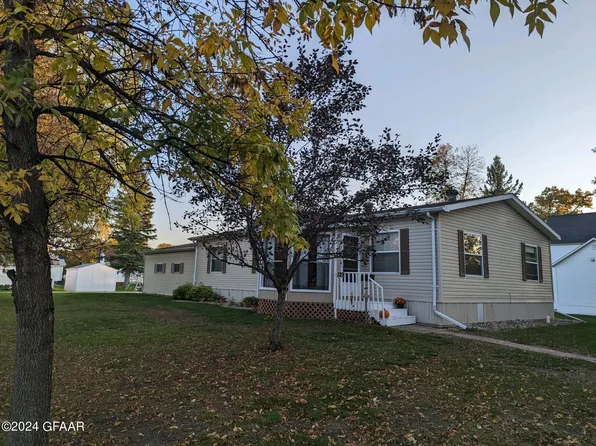 329 N 5th St, Warren, MN 56762