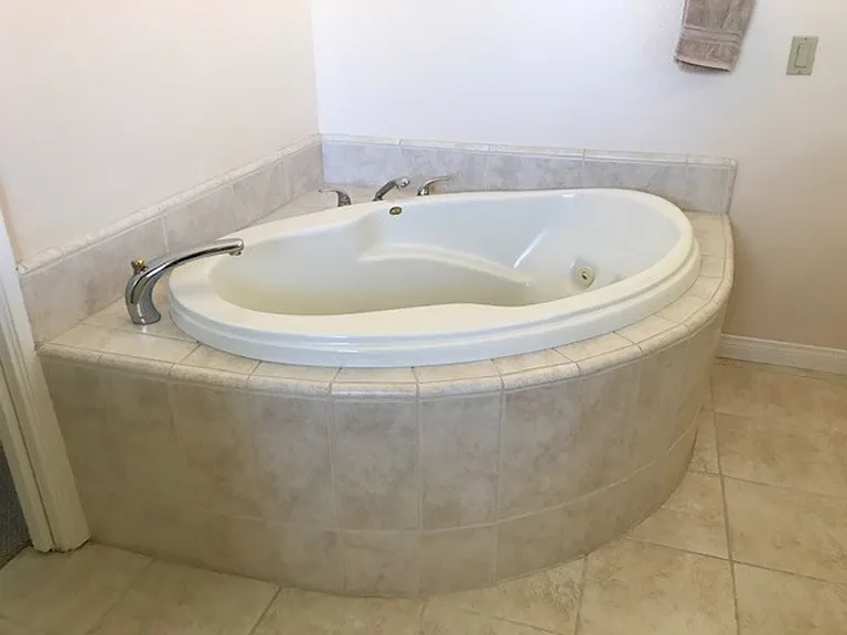 157 N Linden Dr — Photo 22