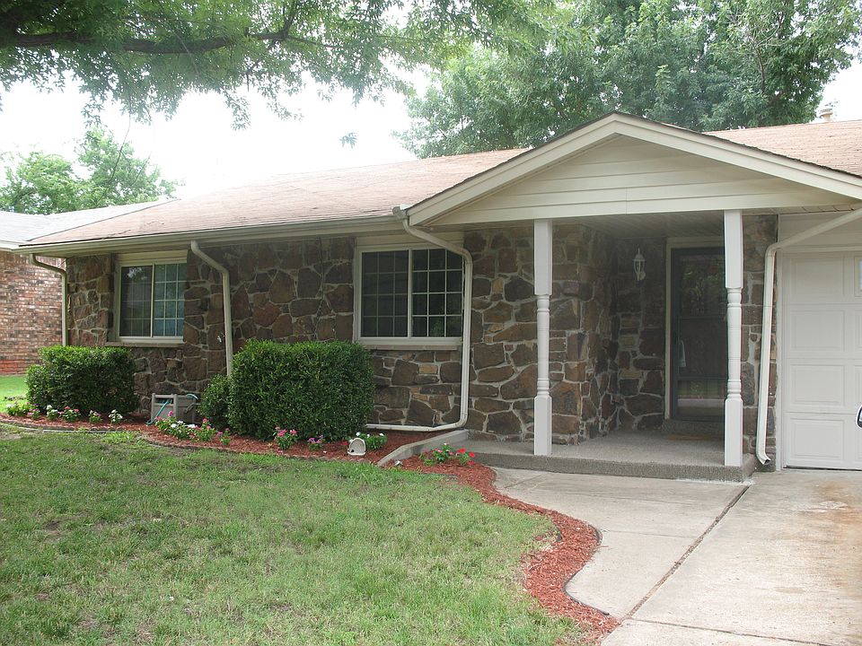 Move in ready 4/2/2 on lg corner.