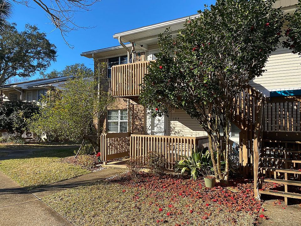 1st image of 1100 Shoreline Dr APT 104