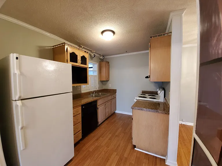 408 Desmond Dr — Photo 10