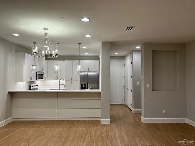 3 bed, 3.0 bath, 1955 sqft, $2,400 — Photo 2