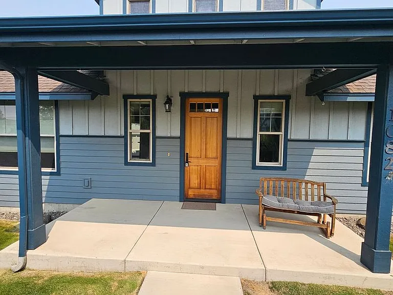 1082 SE Yarrow Ave — Photo 1