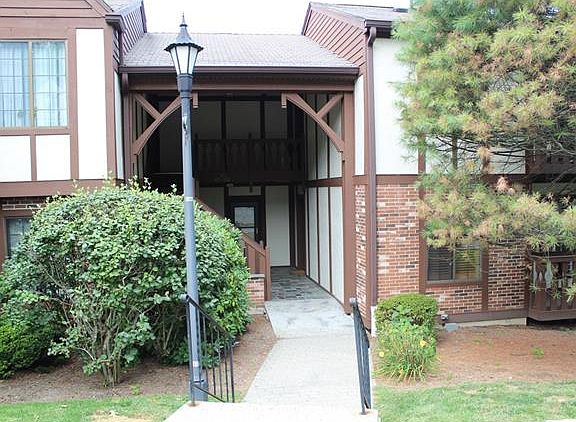 2nd image of 118 Foxwood Cir #118