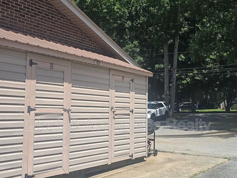 2 bed, 1.0 bath, $800 — Photo 2