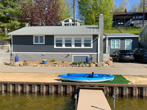 6706 Shoreline Ct, Saranac, MI 48881