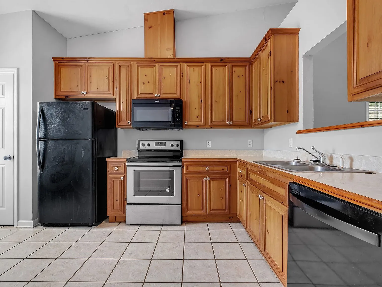 3 bed, 1338 sqft, $1,700 — Photo 4