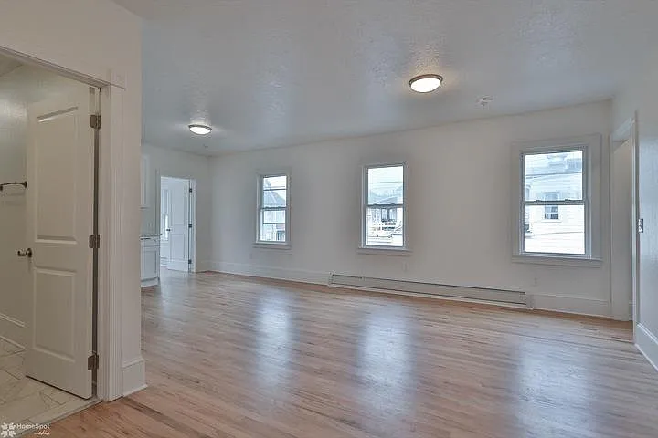 3 bed, 1000 sqft, $1,750 — Photo 2