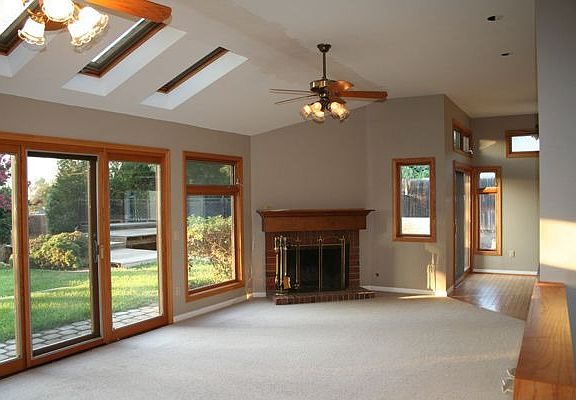 Great room w/ fireplace, vaulted ceilings, skylights 