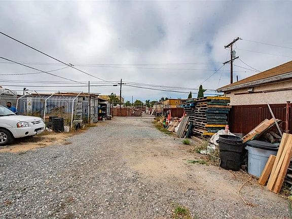 3rd image of 3048-3050 Commercial St