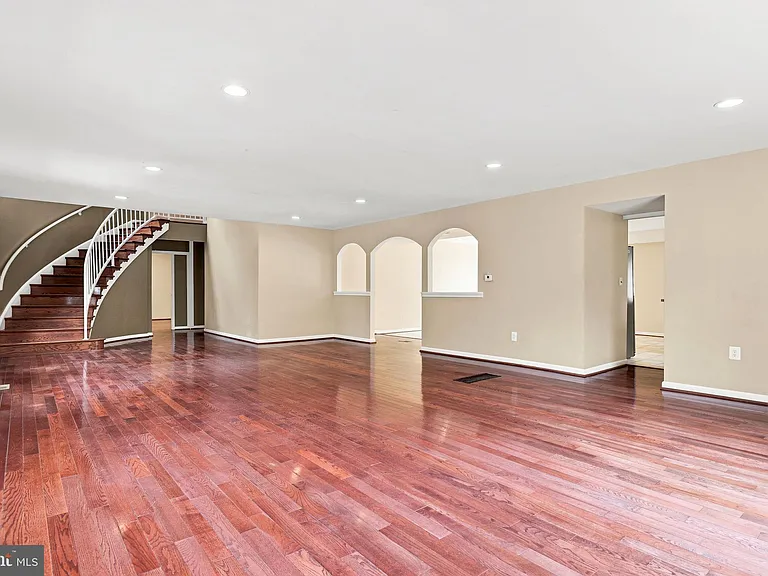 8916 Rugby Rd — Photo 10