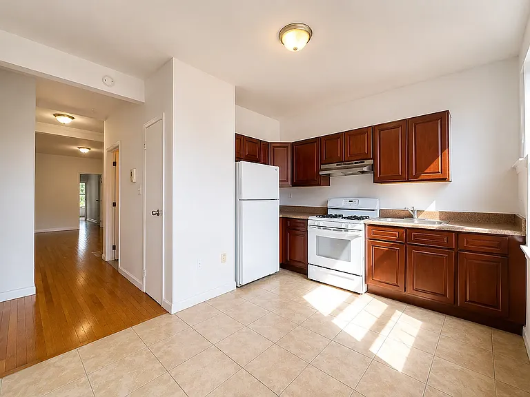 558 Seneca Ave #3R — Photo 2