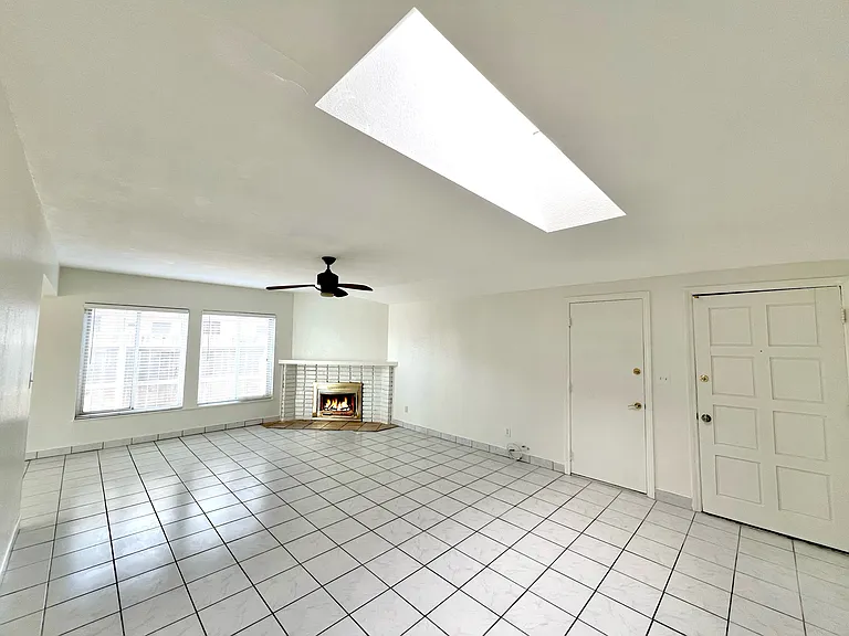 880 N Waverly St — Photo 3