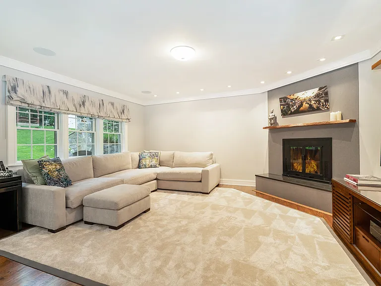 10 Loewen Ct — Photo 18