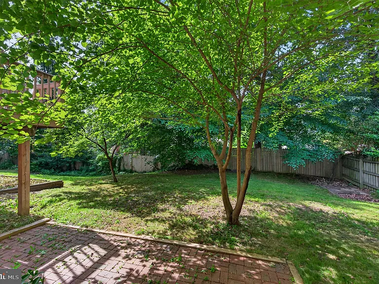 8815 Newport Ct — Photo 16