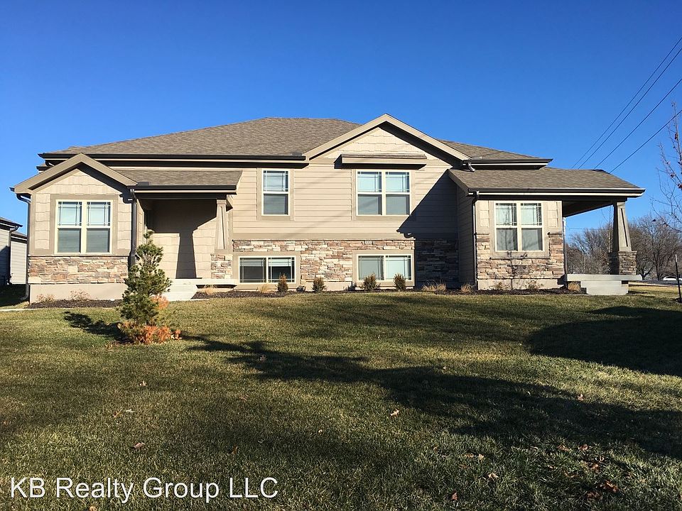 1st image of 506 SE Maple Dr