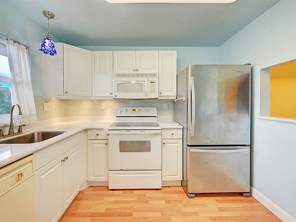 4th image of 9340 Sunrise Lakes Boulevard #208