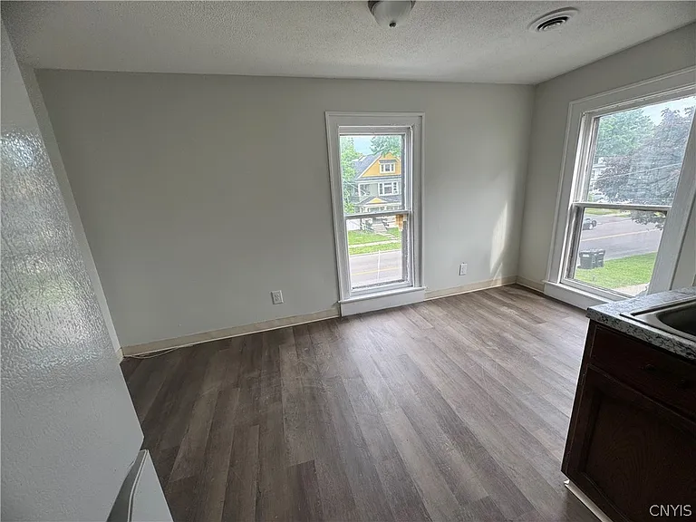 604 Court St — Photo 13