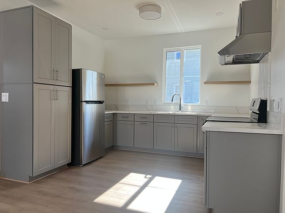 2nd image of 913 Wildrose Ave
