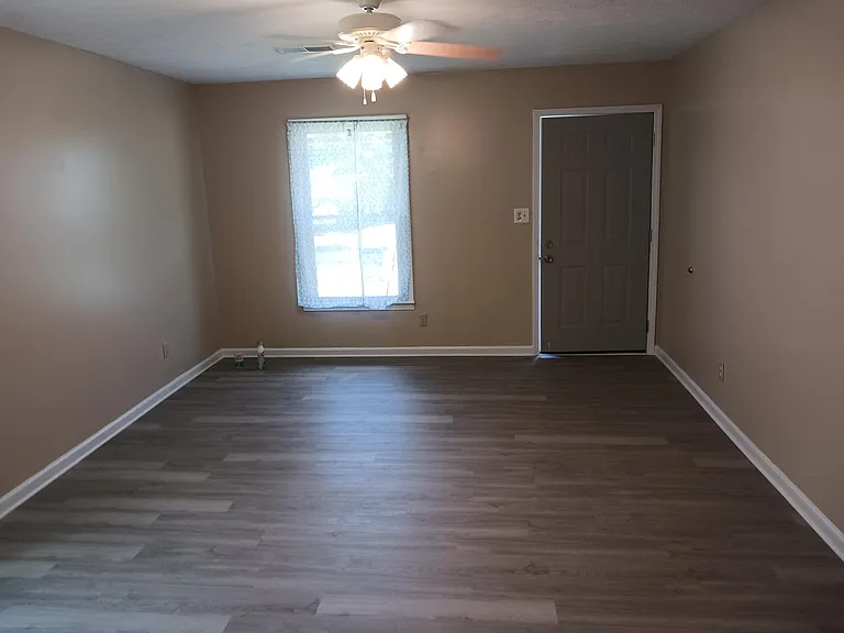 506 Charleston Ln — Photo 2