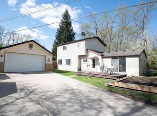 7620 Shady Beach Dr, Whitmore Lake, MI 48189