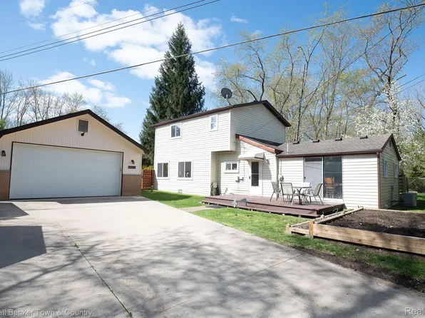 7620 Shady Beach Dr, Whitmore Lake, MI 48189