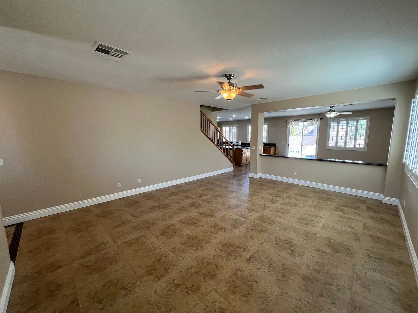 Spacious 4-bedroom Henderson home with private pool — Photo 2