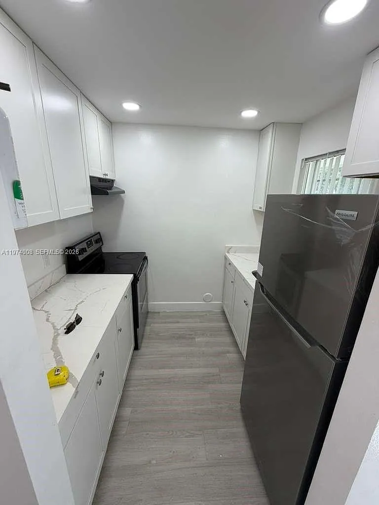 2 bed, 1.0 bath, $2,200 — Photo 4