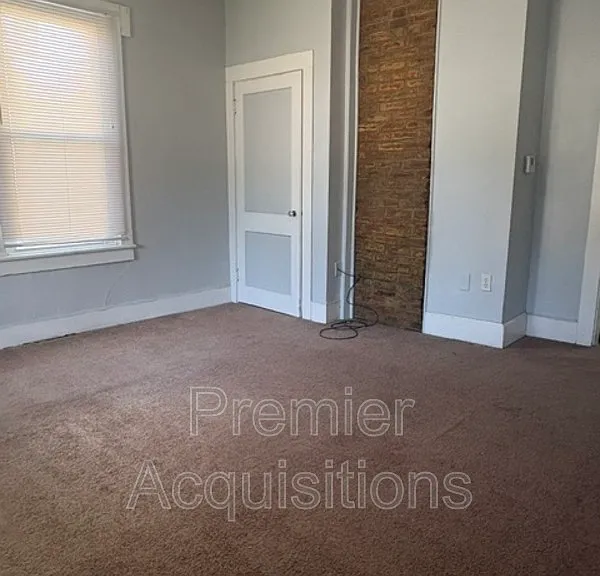 16 W Elm St — Photo 2