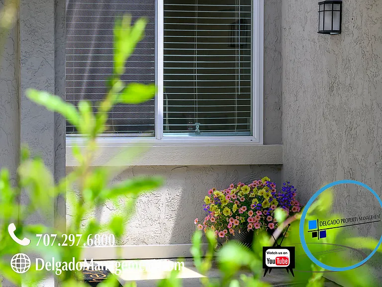 443 Greenbrier Ct — Photo 4