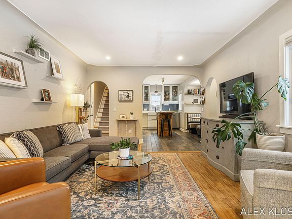 5th image of 439 Plasman Ave