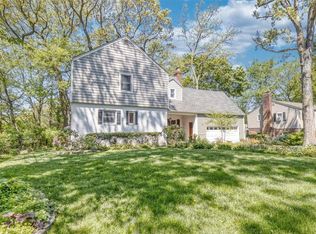 73 Knollwood Rd, Roslyn, NY 11576