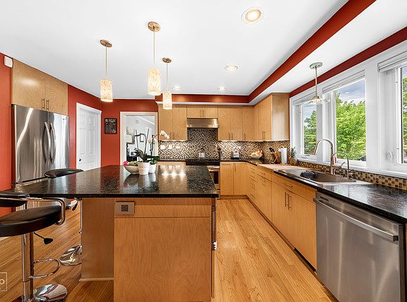 4th image of 1595 Oakwood Ave