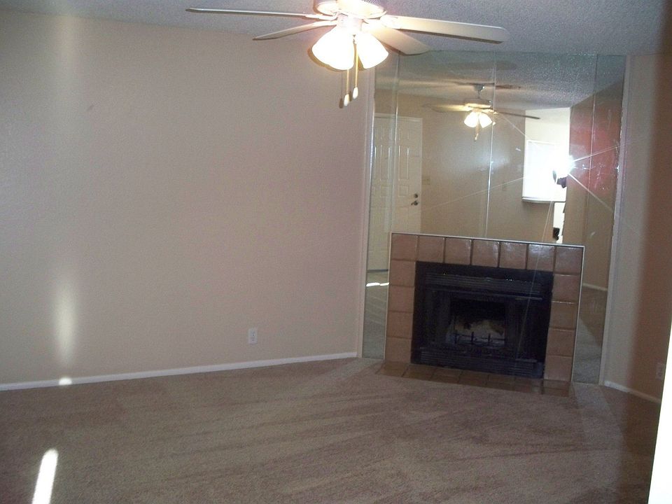 Living room w/fireplace