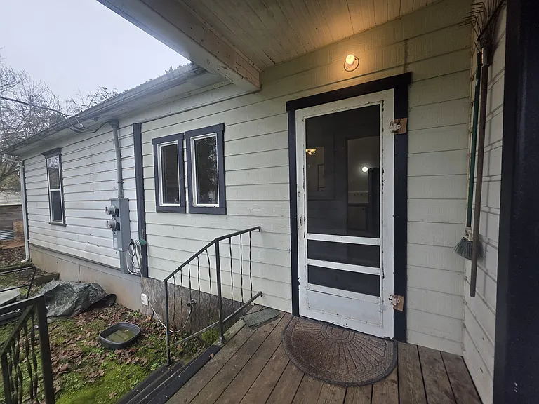634 SW Church St — Photo 4