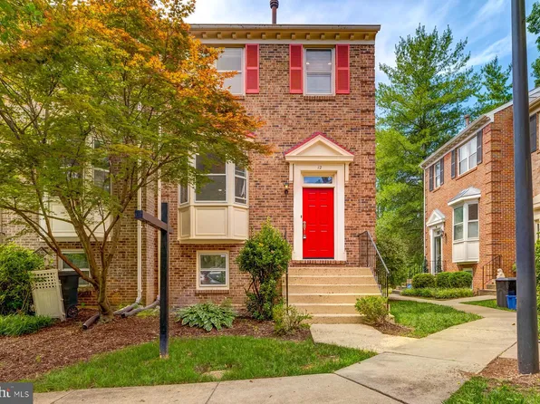 12 Carriage House Cir, Alexandria, VA 22304