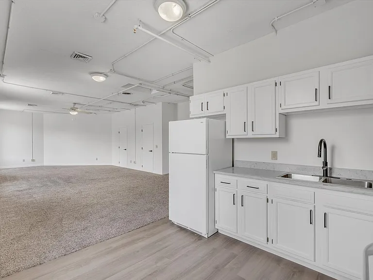 400 N Main St #403 — Photo 3