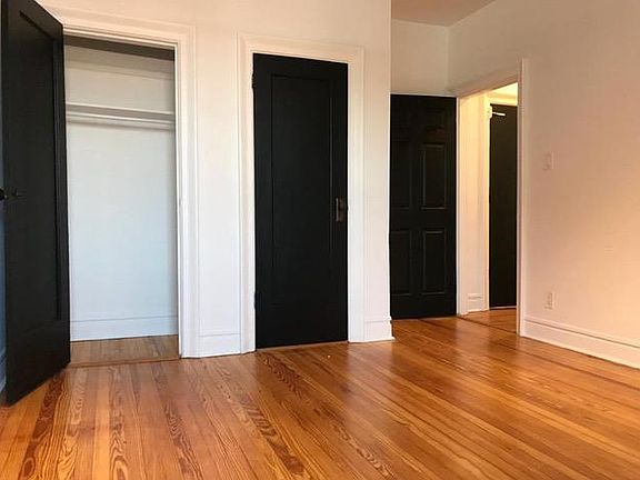 1 bedroom w/2 closets