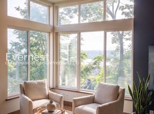 560 McGraw St, Seattle, WA 98109