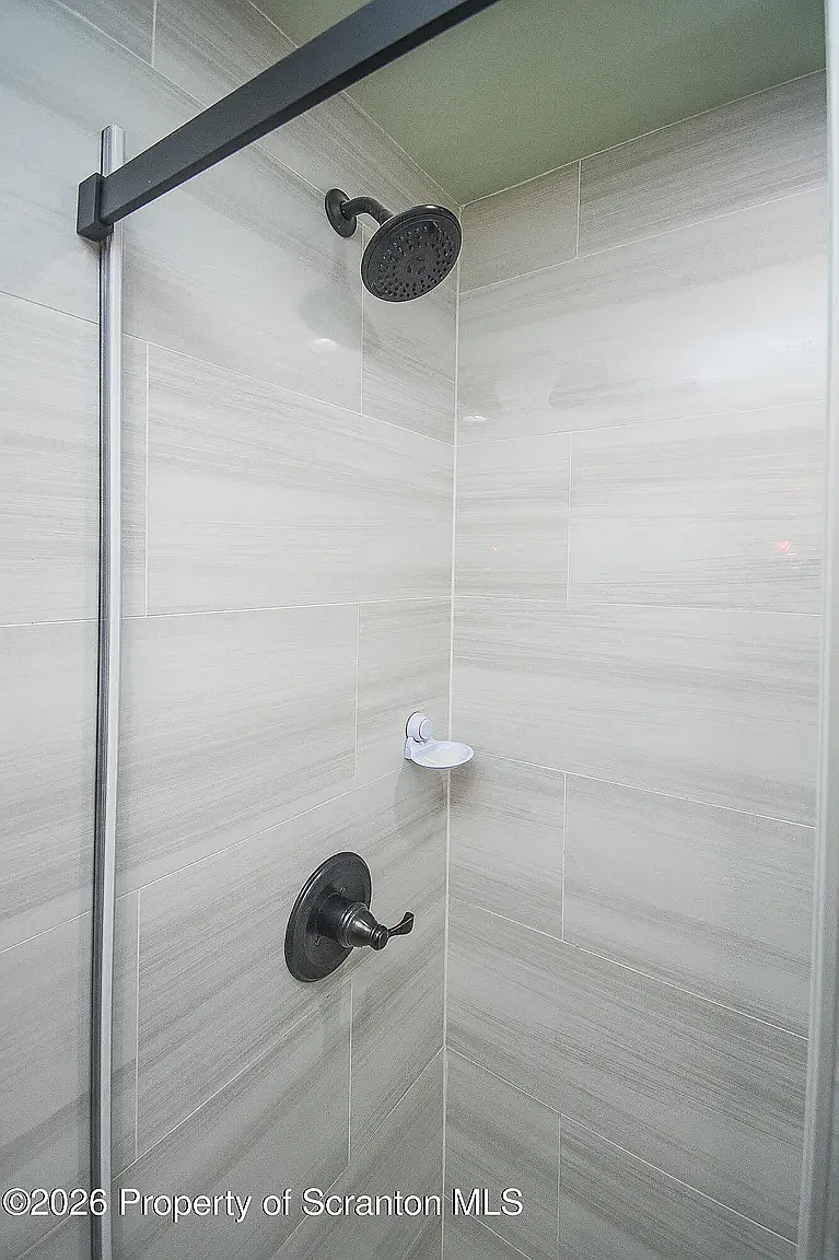 6 bed, 3402 sqft, $400 — Photo 1
