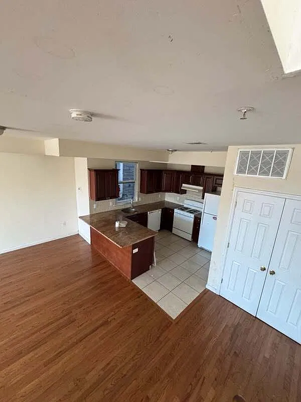 2 bed, 2.5 bath, 1600 sqft, $2,400 — Photo 3