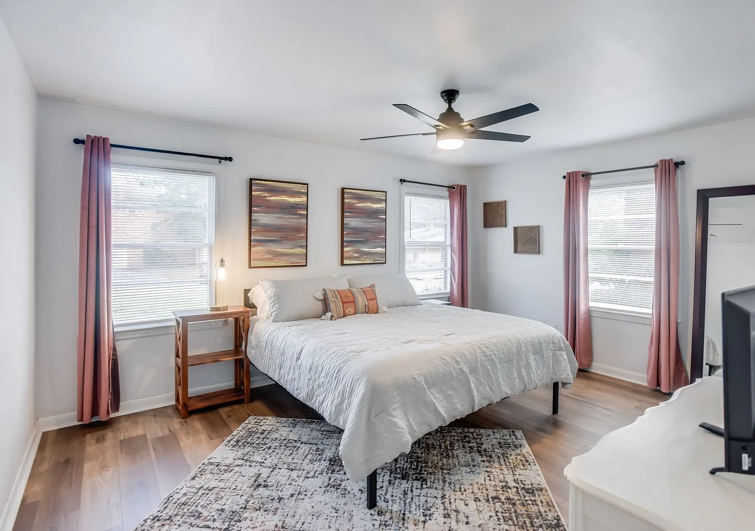 Charming Furnished 2BR/1BA in Midtown Savannah Close to Everything! Unit 2 — Photo 2