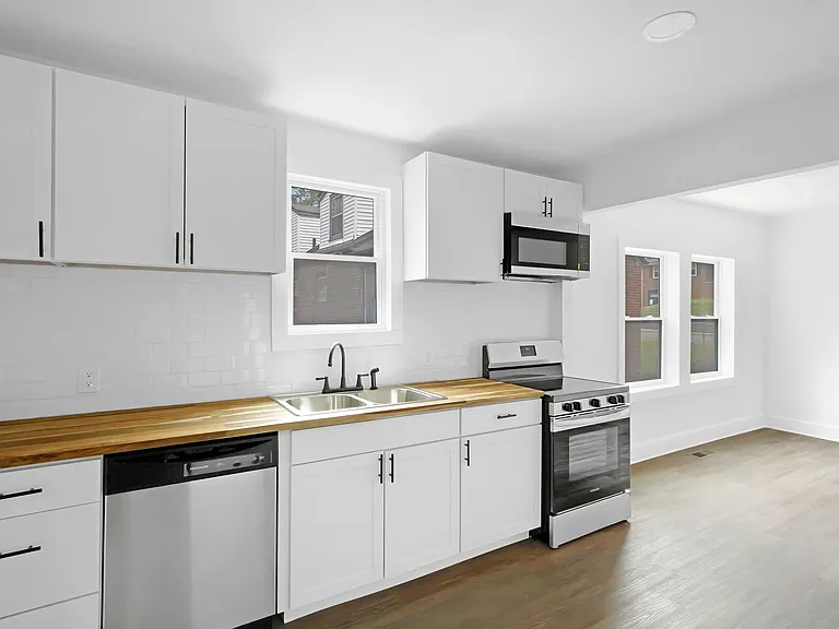 3001 Woodbine Ave — Photo 6