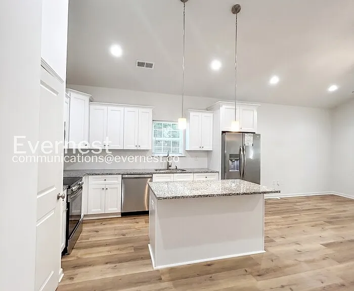 2126 2nd St — Photo 6